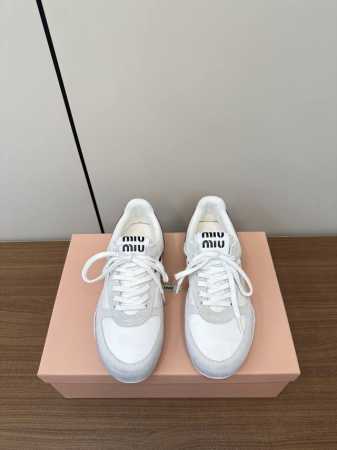 Miumiu 2024秋冬新品撞色阿甘球鞋 男码+10 Miu Miu 缪缪大秀上爆出的这双球鞋 后全球各大代购官网火爆上市. 简单很随意不羁又能体现单宁美感， - 点击图像关闭