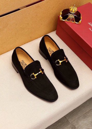 商品商标 Ferragamo 菲拉格慕 休闲皮鞋 正码码数: 38-44 45订制 商品材料 精选 进口头层磨砂牛皮鞋面+原版五金扣 进口水染牛皮内里 强烈立体