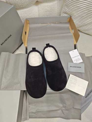 上新BALENCIAG*新款ALASKA FUR圆头勃肯鞋羊羔绒保暖拖鞋 顶级原单版最高版本 在这个追求可持续时尚的时代，巴黎世家再次以先锋之名，匠心呈现环保皮