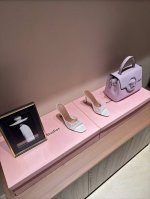 25Fw 走秀时尚款 蕾丝面料，细腻柔美，仿佛穿上了春天的浪漫。 内里羊皮，舒适透气，每一步都像踩在云端。 牛皮大底，原版注塑，质感与耐用并存。 9.5Cm 高