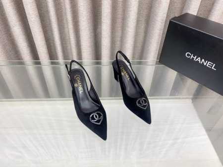 25Ss春夏新款Chane*小香尖头平底单鞋 凉拖鞋经典双C融入爱心扣饰，尖头设计真不多见，俏皮中又有点轻熟的高级，穿起来减龄又有气质！鞋面：小羊皮 麂皮内里： - 点击图像关闭