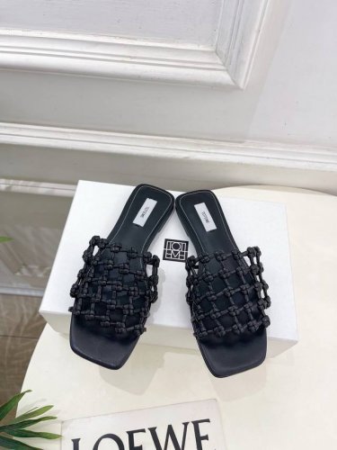 toteme 2025春夏新品 方头编织拖鞋 作为这两年最受欢迎的设计师牌 设计简单 细节巧妙 清新脱俗 不想满大街撞款的可以看看这个品牌 比较小众却又是那么好