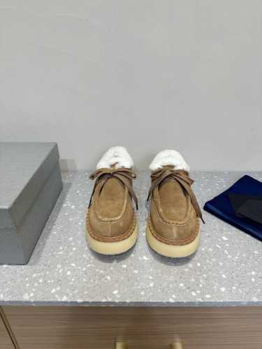 PRADA 普拉达 24ss秋冬新款 厚底休闲 羊毛 乐福鞋 这款运动鞋延续经久不衰的轮廓，是新款经典单品 采用麂皮 精心制作， 提升格调 款式轻盈，搭配三角扣