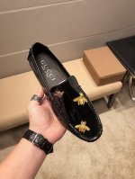 实价 ，品牌Gucci，古奇官方同步豆豆鞋～四季潮鞋 专柜新版，古奇1:1优质做工，鞋面:进口小牛漆皮刺绣+小蜜蜂金属铁扣，全真羊里，时尚懒人商务风设计，休闲乐
