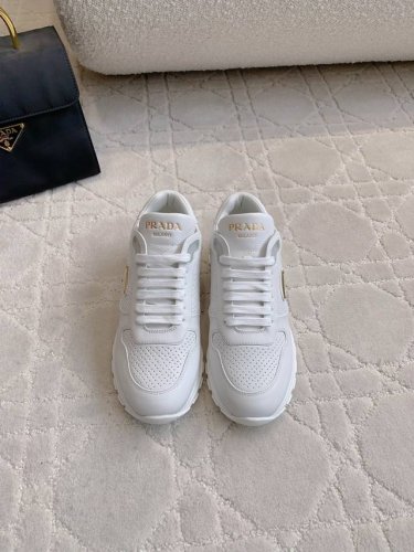 出厂价p 顶级版本 prad*新款三角标休闲鞋运动鞋 原版购入打造 1:1细节复刻 顶级版本 鞋面原版小牛皮 内里垫脚牛皮 原版开模大底 尺码35-39 40