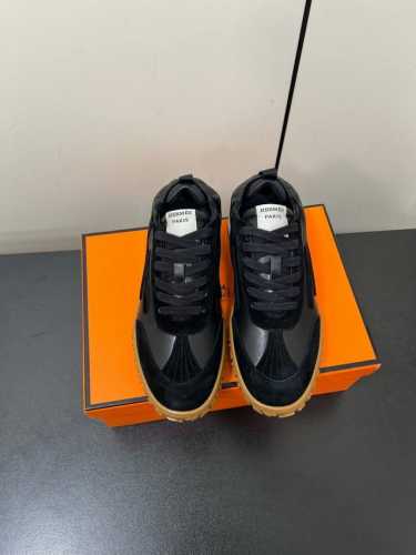 HermèS 爱马仕新款 复古时尚阿甘德训鞋 拼色设计少女风 复古时尚 简约高级 随意搭配 上脚非常轻便舒适 鞋面 麂皮 牛皮 内里 牛皮 大底 原版Tr成型大