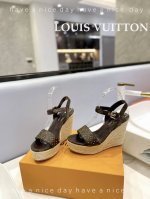 出厂 Loui& Vuitto&路易威登 法国代购新款驴牌 春夏首选 最新 走秀 款厚底凉鞋 香港原版购入一比一开模 今年的款式比去年增加了老花原素 显得更为大
