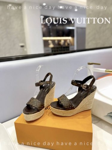 出厂 Loui& Vuitto&路易威登 法国代购新款驴牌 春夏首选 最新 走秀 款厚底凉鞋 香港原版购入一比一开模 今年的款式比去年增加了老花原素 显得更为大