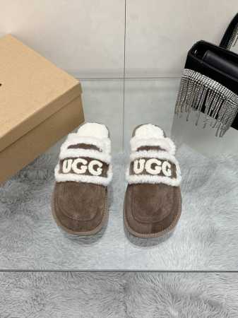 工厂价： 皮毛一体 UGG 24刺绣logo拖鞋火爆来袭 一眼就上头的款式 胖胖的方圆头鞋 加上羊毛边边logo 憨憨的可爱，秋冬穿搭必备单品鞋身很轻巧 不论居 - 点击图像关闭