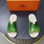 出厂价pp： 品牌：爱马仕 标准码：38-44 45订做 等级：官网同款 材料：原版皮料设计 牛皮中底 原版轻便耐磨成型大底 款式类别：男士时尚凉拖鞋 尊贵奢侈