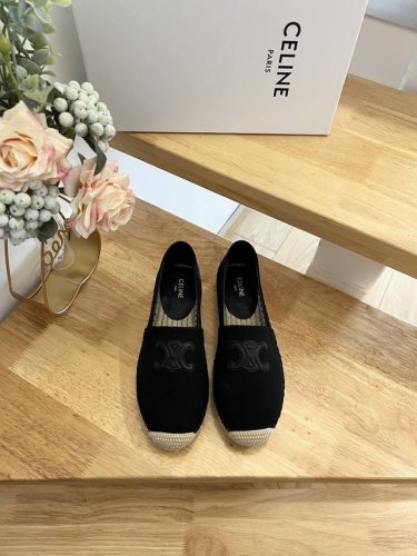 celine 赛琳 顶级代购货，最高版本，渔夫鞋 专柜 早春 新款 Celine帆布字母渔夫鞋系列， 爆款单鞋，上脚很美。 购入正品原版Build。 正品级顶级