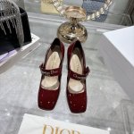 出厂 25Ss早春新款Dior迪奥D-My 五金字母方头高跟鞋 这款My Dior 高跟鞋是二零二五春夏成衣系列新品 彰显精致的优雅气质 采用牛皮革精心制作 点