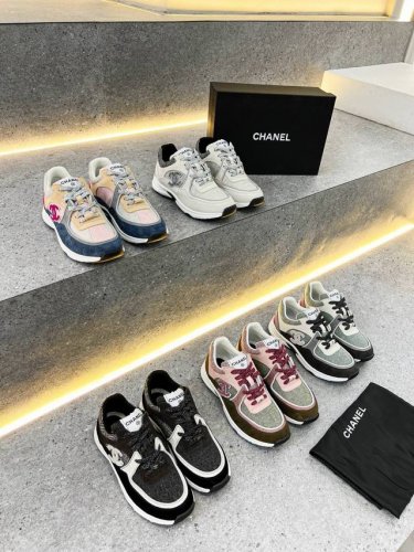 香奈儿 Chanel 款新色休闲运动鞋，巴黎时装周 Chanel 走秀款，意大利购入原版鞋1：1制作，面料：进口牛猄拼接，1厘米厚原版活动按摩垫脚，穿着舒适，私