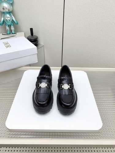 出厂 高版本 Dior Cruise 2025早春系列乐福鞋 流苏小皮鞋 经典升级 充满活力与时尚态度 轻松玩转街头 青春洋溢的酷时尚风格 轻松随意的优雅风格