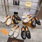 9527-1女 白￥ P350 35-40 本款乐福鞋以细腻的打蜡光滑皮革制成，饰以精巧横条装饰和Tod's字母印花。外露缝线尽显精湛工艺，橡胶豆豆鞋底平稳舒适