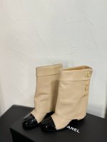 CHANEL 经典裤筒靴 9寸 小香秋冬新款字母骑士靴库靴这款骑士靴真的是帅气时尚的代表 这双靴子的材质是真皮的，质感非常好，穿在脚上很舒服，也很耐穿。它的设计