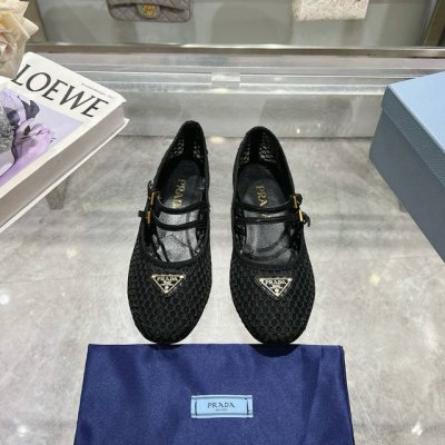 出厂价p prada 普拉达2025Ss春夏新品 闪亮登场 玛丽珍平底芭蕾舞鞋 柔软舒适 ，小红书各大博主推荐，妥妥的学院风通勤1-1开发 圆头金色三角标扣 面
