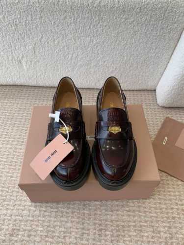 Miu Miu 24ss 秋冬系带 厚底 金币 乐福鞋 为你打造纤细大长腿 高级感十足，鞋面中间嵌入 复古又时髦，藏起来这种可爱小心思又甜又酷 鞋型圆润秀气，-