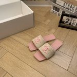 CHANE* ｜小香25C早春针织双C方头平底拖鞋好穿又出片的度假风凉拖经典织面双C设计真的很精致上脚超级显白 少女们的标配 时髦的小姐姐 必须人手必备。面料采