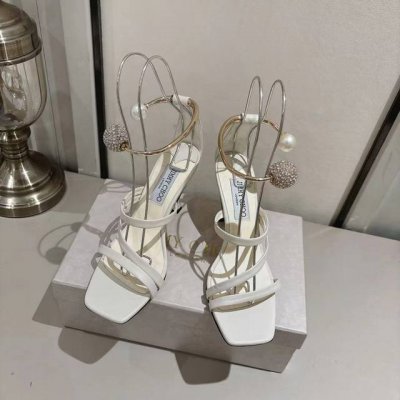 Jimmychoo 24ss又一神作，细细的带子围绕脚背，配上水晶钻球和珍珠小球的脚环，增显女人高贵和性感，显瘦又散发高贵的气质！ 1面料: 进口羊皮 2内里：