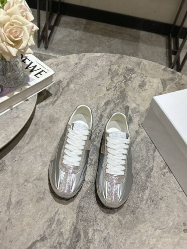 Maison Margiela 马吉拉2025春夏系列情侣款阿甘鞋德训鞋 新款Sprinters运动鞋轮廓采用做旧感尼龙与复古处理麂皮制成，灵感来源于复古跑鞋。