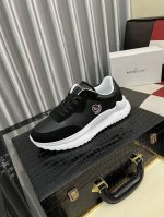 出厂价Pp： Moncler 蒙口 低帮休闲鞋 正码码数: 38-46 商品材料：鞋面进口磨砂皮拼接布料，透气内里，原版大底。5色可选