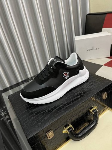 出厂价Pp： Moncler 蒙口 低帮休闲鞋 正码码数: 38-46 商品材料：鞋面进口磨砂皮拼接布料，透气内里，原版大底。5色可选