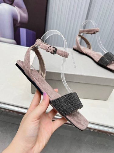 BrunelloCucinelli 。B C凉鞋上新款了。进口羊绒面料。内里进口羊绒，纯铜珠链，原版真皮底，上脚美观大方，百分百原版开发。原版包装，码数35 －