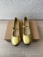 宝石+10Gianvito Rossi25S春夏新款 罗西Gr宝石芭蕾舞鞋平底玛丽珍单鞋 异域风情满满的宝石 像一串手串 串戴在脚上 皮质超级柔软 上脚舒适感绝