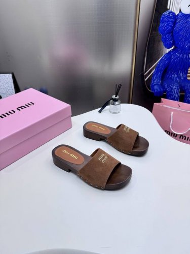 出厂 Miumiu~2025Ss缪缪春夏走秀款新款平底小牛皮凉鞋拖鞋 木纹大底 Zp开发 原版拆卸，细节对版秒杀市面普通版本，Miumiu真的太少女啦！皮质超级