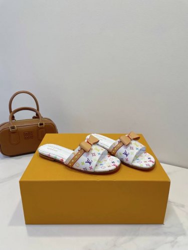 三种跟高统一330 Lv路易威登L家 驴牌Monogram 浮雕经典单鞋 本季Waterfront 焕新回归 鞋面带压印路易威登标志性的 Monogram 图案