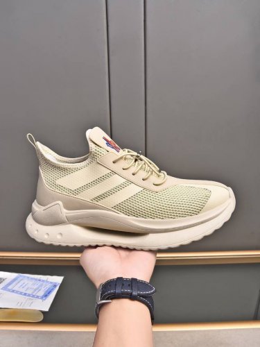 Moncler蒙口男士户外系带运动鞋 具有舒适防滑性能 专为户外跑步或都市漫步而设 兼备创新 功能性与图形细节于一体 从高山氛围汲取灵感 诠释潮流时尚 多种原版