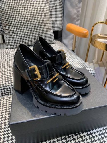 AlexanderWang亚力山大王Carter95防水台厚底镂空乐福鞋，酷酷的～财阀千金既视感，鞋子采用牛皮开边珠设计，内里垫脚羊皮，搭配单个系带开合，鞋面饰