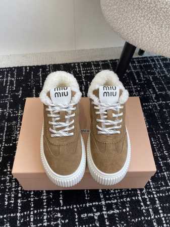 代购级 MiuMiu 缪缪 24ss秋冬 新款 羊羔毛厚底饼干鞋休闲运动鞋 miumiu最新爆款 前卫大胆的设计，Miu Miu风格融于此款厚底帆布运动鞋的简约 - 点击图像关闭
