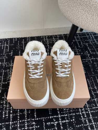 代购级 MiuMiu 缪缪 24ss秋冬 新款 羊羔毛厚底饼干鞋休闲运动鞋 miumiu最新爆款 前卫大胆的设计，Miu Miu风格融于此款厚底帆布运动鞋的简约