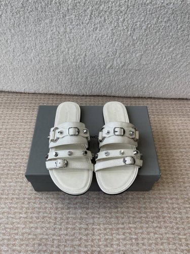 balenciaga 巴黎世家 25Ss 新款金属铆钉凉拖鞋系列！ 这双Cagole拖鞋鞋型是淑女拖鞋上面的铆钉又超级朋克街头简直太别致了 Ins爆款 原版购入