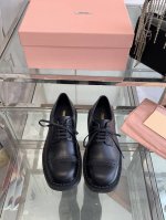 380Miu Miu 缪缪 25Ss春夏走秀款 系带乐福鞋 擦色做旧太有那味了 延续了爆款风格 Miu 经典机车乐福鞋造型 帅气摩登 鞋面植糅小牛皮质感超好 面
