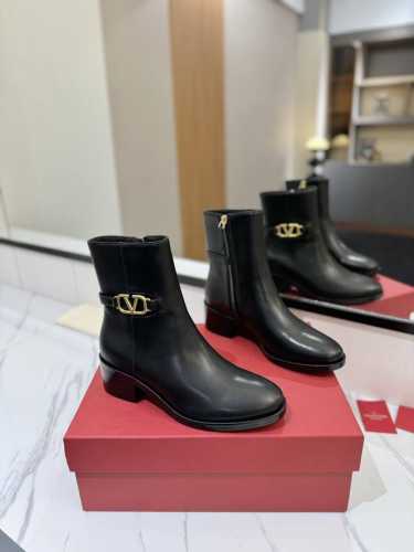 VALENTINO华伦天奴 外腰设计小V扣高级辣妹kelly Jumping骑士靴顶级牛品匠心好货经典再现拒绝不了的款式谁穿都好看 优雅风格，创造不一样的感觉