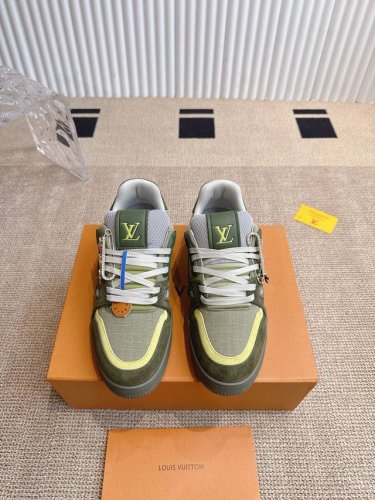配饰30 louis Vuiton 路易威登 新款 Lv Trainer系列板鞋篮球鞋 Lv Trainer运动鞋是由设计师Virgil Abloh由复古篮球鞋