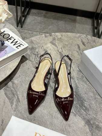 Dior2025 春夏新品钢印字母Logo单鞋 凉鞋系列 单鞋 高跟鞋 顶级版本 延续D家永恒经典！这款鞋低调不失华丽 性感又不显张扬 鞋型是大家都爱的秀气款 - 点击图像关闭