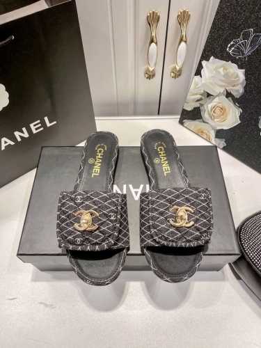 出厂： 小香新款拖鞋火热上新还没拍照就一直在卖卖卖，可想而知火热程度、时尚设计依旧是爆款选择，踩屎感更加惹人喜爱、个颜色选择每一个都那么好看秀气，高贵而不失优雅