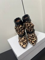 Isabel Marant 2024 ｜秋冬秀款褶皱织皮短靴 秋季秀场不断重复出现的流苏、皮革等元素带给人浓浓的都市猎人的感觉 法国时髦品牌 独特设计风格织皮靴