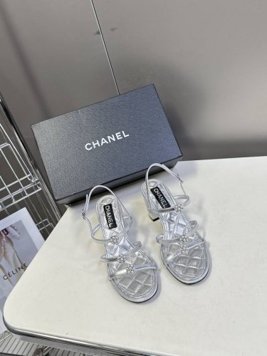 香奈儿Chanel春夏最新款粗跟凉鞋 超多网红时尚博主种草 高级感舒适 配女神们的半身裙 不规则的尖头 晚宴系列专属高跟鞋贯穿整季Lookbook完全戳中我 简