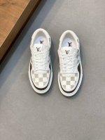 Louis新品男士高端休闲运动鞋 选用进口头层牛皮 鞋面立体压纹经典Monogram 图案 原版橡胶大底 耐磨舒适 Monogram 花卉点缀橡胶外底 头层小牛