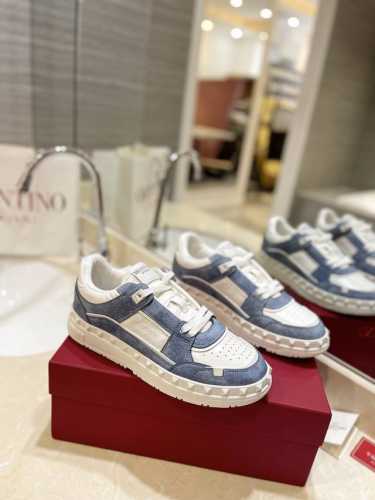 工厂 最新款 情侣款休闲鞋 Valentino专柜同步新款低帮休闲运动鞋 专业高端，完美复刻，品质一流！ 全部采用原版1:1材料制作，独家开模！ 面料定制牛皮，