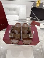 实价： 情侣款Gucci情侣双G压花一字交叉厚底凉拖鞋 顶级版 春夏网红必备拖鞋 Yp一比一还原，所有细节 材质 舒适度 全部跟原版一样了 复刻度98%。底厚2