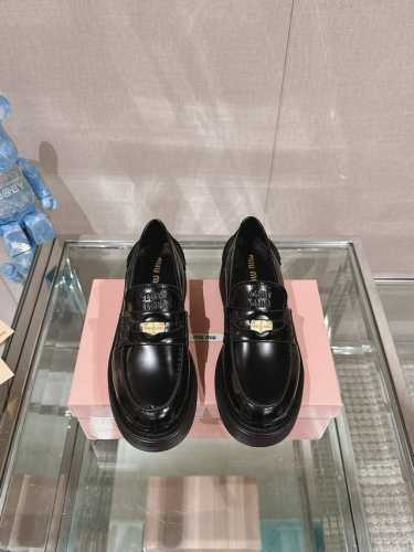 24Ss鞋款Miu Mi*钱币厚底乐福鞋 上世纪50年代，乐福鞋搭配制服，风行美国校园。学生为抗议校内着制服的规定，便将一枚硬币嵌入鞋身皮革饰带的凹槽，后逐渐演