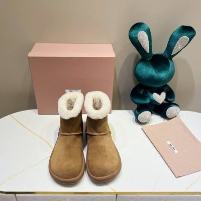 ，MiuMiu 缪缪2024ss秋冬走秀款 绑带羊毛小短靴雪地靴毛毛鞋 经常出现在各大时装杂志封面 各路明星、小红书博主都有钟爱 搭配绑带设计更显优雅，上脚尤