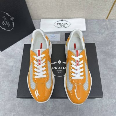 家新品 Prad* 红标系列运动鞋 官方售价Rmb,300 采用清新糖果色开边珠及Bike织物打造 极具Prad* 风格的America’S Cup运动鞋经过重