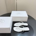 厂价 prada 普拉达25Wf春夏新品 夹脚人字拖鞋 简约即时髦 松弛的高级感 感受夏日感高级穿搭~ 面料采用原版定制皮料 内里垫脚均为混种羊皮 意大利进口牛